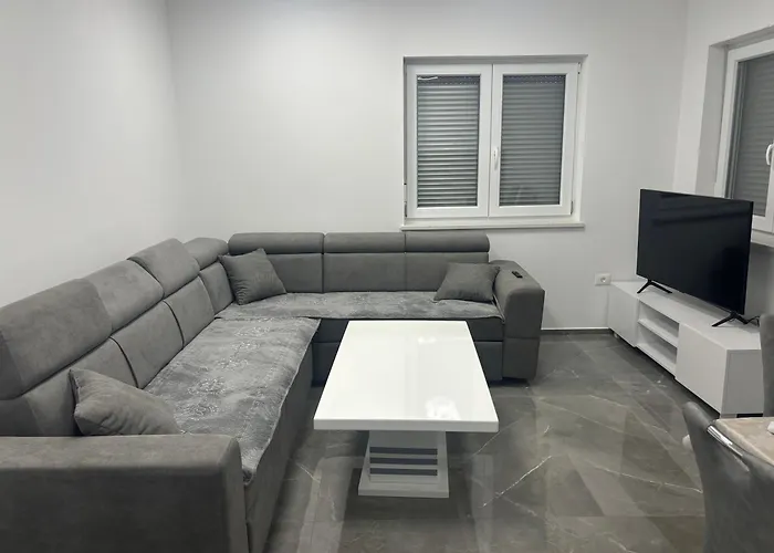 Apartament Tini 3 *